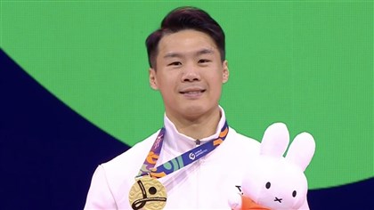 El gimnasta Tang Chia-hung gana la medalla de oro en barra fija en el Campeonato Mundial