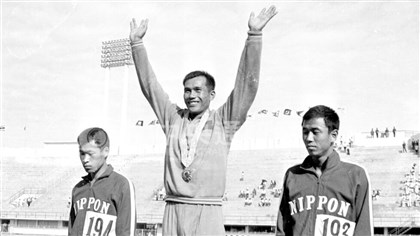 Wu Ah-min dona su medalla de oro de los Juegos Asiáticos de 1966 y otros objetos deportivos tras las inundaciones en Hualien