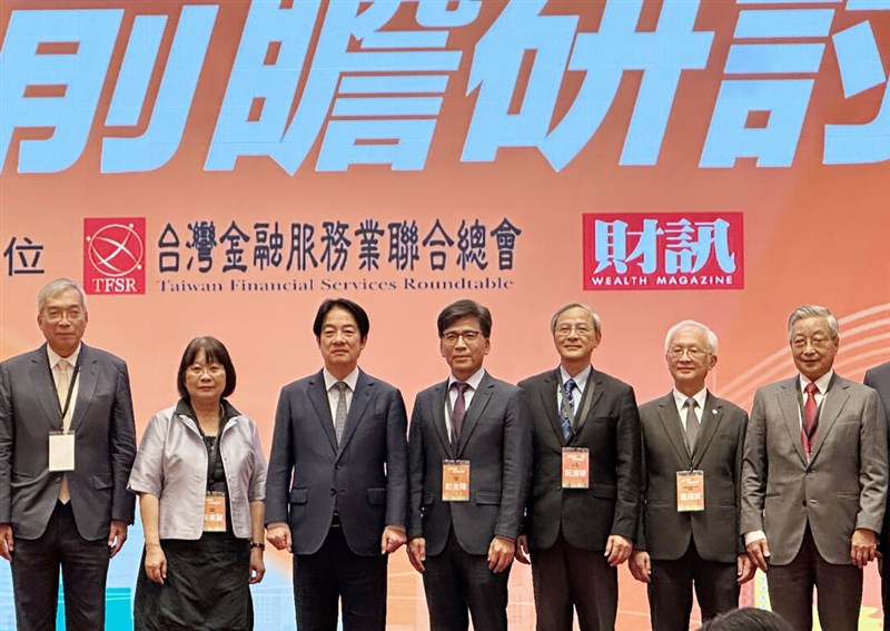 El presidente Lai Ching-te (tercero por la izquierda) posa para una foto grupal durante el evento del viernes. (Foto de CNA)