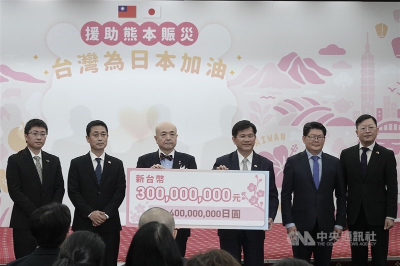 El ministro de Relaciones Exteriores, Lin Chia-lung (tercero desde la derecha), posa con Kazuyuki Katayama (tercero desde la izquierda), jefe de la Oficina de Taipéi de la Asociación de Intercambio Japón-Taiwán, y otros funcionarios durante una ceremonia en la sede del Ministerio de Relaciones Exteriores en Taipéi el jueves. (Foto de CNA)