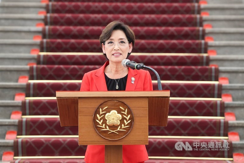 La representante estadounidense Young Kim habla con periodistas en la Oficina Presidencial en Taipéi durante una visita a Taiwán en julio. Foto de archivo de CNA