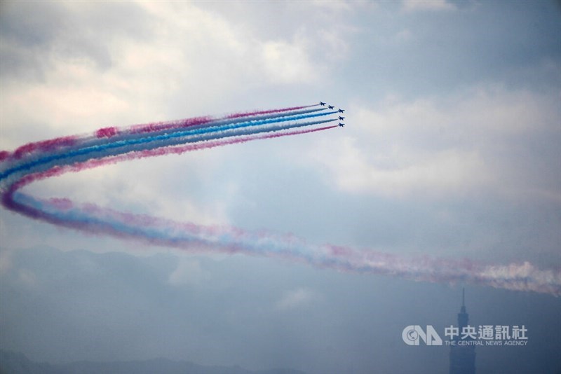 El equipo acrobático Thunder Tiger de la Fuerza Aérea realiza un vuelo rasante, dejando una estela de humo rojo, azul y blanco. (Foto de CNA)
