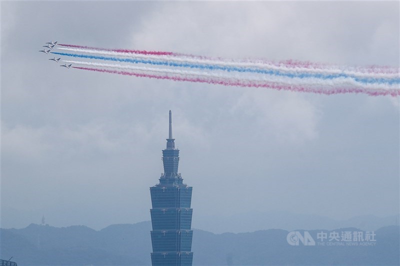 Cinco aviones de entrenamiento avanzado Brave Eagle del equipo acrobático Thunder Tigers de la Fuerza Aérea sobrevuelan Taipéi dejando estelas de humo rojo, blanco y azul como cierre de la ceremonia del Día Nacional, conmemorativa del 115.º aniversario de la República de China, celebrada la mañana del 10 de octubre frente a la Oficina Presidencial.  (Foto de CNA)