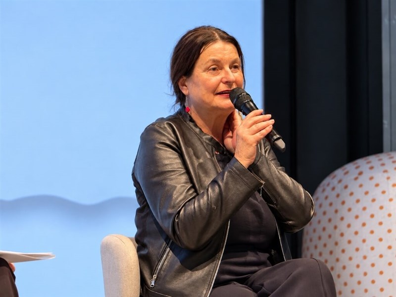 La escritora checa Radka Denemarková participa en un conversatorio literario organizado por Chequia, país invitado de honor de la Feria del Libro de Frankfurt. (Foto de CNA)