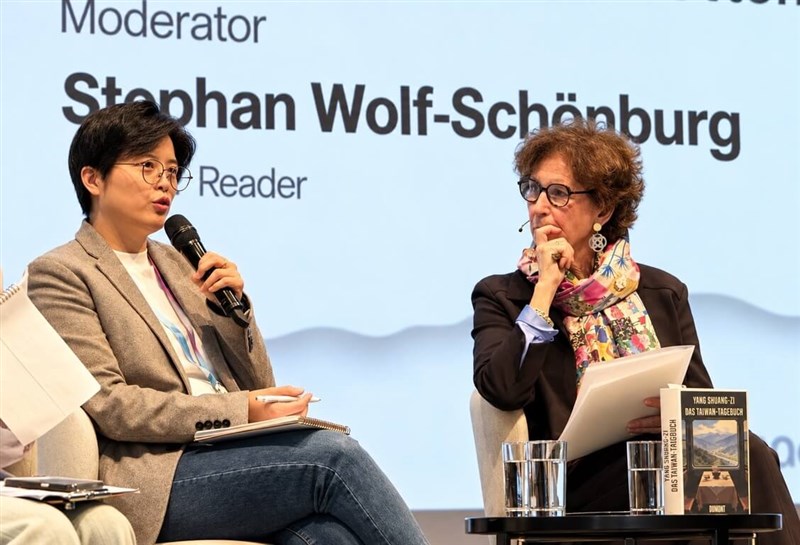 La escritora taiwanesa Yang Shuang-zi (楊双子) (izquirda) participó en un conversatorio literario organizado por Chequia, país invitado de honor de la Feria del Libro de Frankfurt.(Foto de CNA)