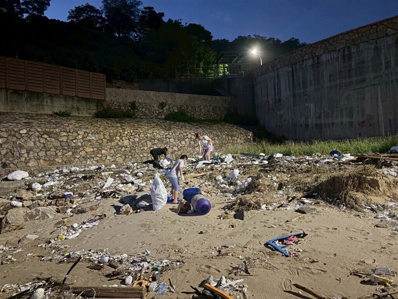 La imagen muestra a vecinos durante una jornada de limpieza de playa. (Foto de Asociación de Desarrollo Comunitario de Tieban)
