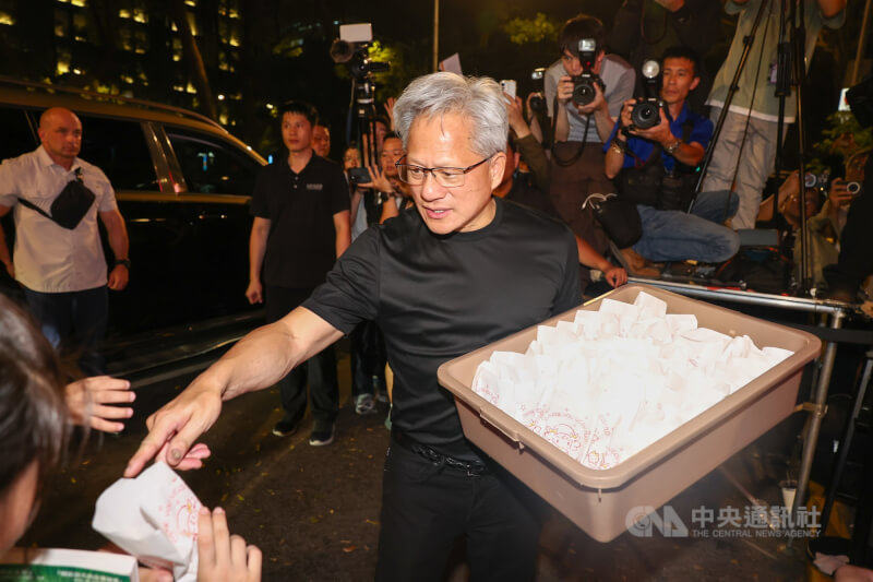 Jen-Hsun Huang ofreció un banquete a los altos ejecutivos de sus socios de la cadena de suministro en Taipéi en mayo; en medio de la cena, salió del restaurante para repartir bebidas y comida al público y a los medios que lo esperaban. Foto de archivo de CNA.