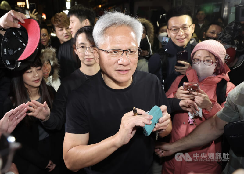 El director ejecutivo de Nvidia, Jen-Hsun Huang (centro, al frente), visitó Taiwán en febrero y firmó autógrafos para el público que lo esperaba fuera del restaurante después de cenar. Foto de archivo de CNA.