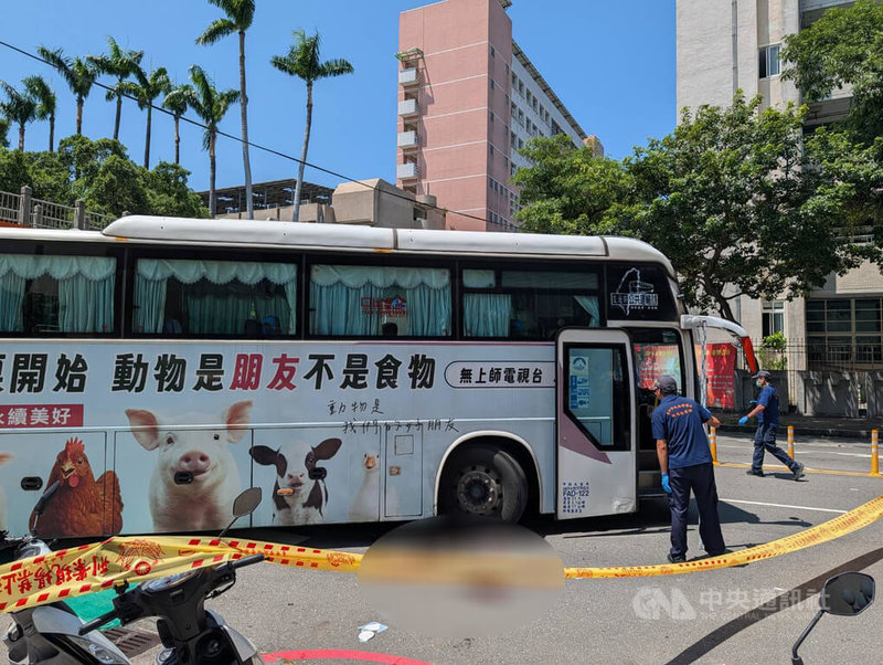 En una intersección del distrito West de Taichung se produjo el día 16 un accidente entre un autobús de Kuo-Kuang Motor Transport y una turista singapurense, quien fue atropellada por el autobús y quedó atrapada debajo del vehículo. Tras ser rescatada y trasladada al hospital, falleció. (Foto de archivo de CNA)