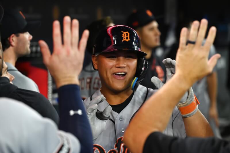 Li Hao-yu, de los Detroit Tigers de las Grandes Ligas de Béisbol (MLB), celebra con sus compañeros en el clubhouse tras conectar su noveno jonrón de la temporada el día 16. (Foto de Associated Press)
