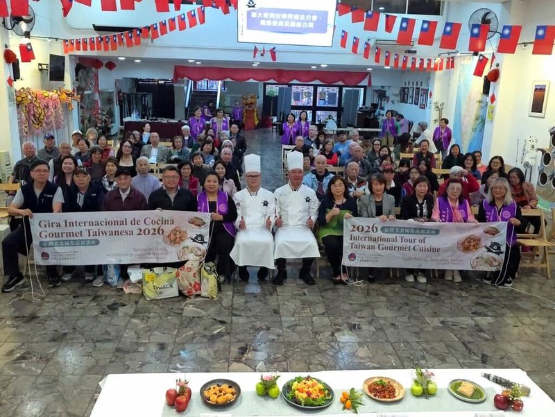 Los chefs taiwaneses Tsai Kun-cheng (centro, derecha) y Lin Yen-chao (centro, izquierda) intercambian trucos culinarios con los compatriotas presentes en Argentina. (Foto de CNA)