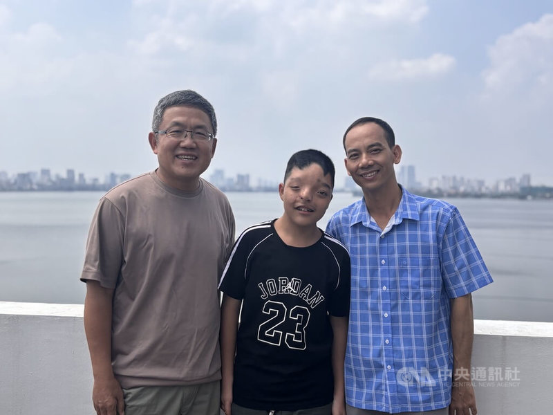  El niño A Qing (centro) y su padre, A Hùng (derecha), acababan de regresar de Taiwán y acudieron felices a la celebración de la Fiesta del Medio Otoño por invitación del representante de Taiwán en Vietnam, Liu Shih-chung (izquierda). (Foto de CNA)