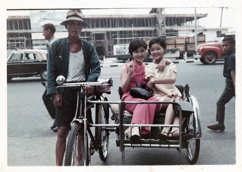 La foto antigua valiosa de Yang Li-hua (centro), actriz legendaria de ópera taiwanesa, y Teresa Teng (derecha), fallecida cantante consagrada en el documental "Emperor on Stage". (Foto de Servicio de Televisión Pública)