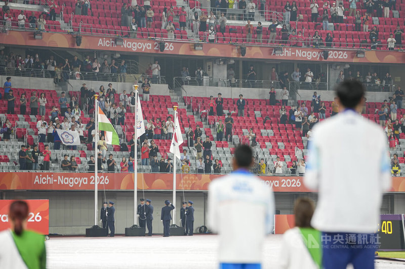 En la ceremonia de premiación posterior, la bandera del Comité Olímpico de China Taipéi ascendió lentamente hasta el punto más alto, mientras los espectadores aplaudían en señal de reconocimiento. (Foto de CNA) 