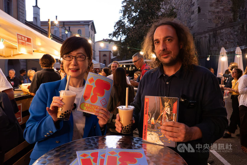 Jean Tourette (derecha), director del Festival Internacional de Ilustración de Lyon. La representante en Francia, Hao Pei-chih (izquierda) Fotografía tomada la noche del 25 de septiembre durante la recepción de apertura de "Focus Taiwan". (Foto de CNA)