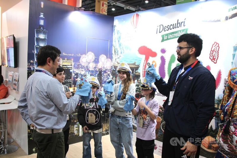 Los asistentes conocen la tradición del teatro de títeres de guantes y descubren los atractivos turísticos de Taiwán a través de talleres organizados por área de exhibición de Taiwán. (Foto de CNA)