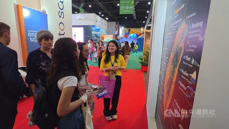 Voluntarios de FASCA presentan a los visitantes la ubicación geográfica, los paisajes naturales y la cultura de Taiwán en el área de exhibición de Taiwán. (Foto de CNA)