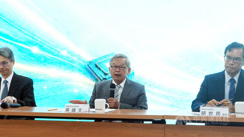 Wu Cheng-wen (centro), presidente del Consejo Nacional de Ciencia y Tecnología, declaró el 29 de septiembre que "la política de mantener la I+D de TSMC en Taiwán nunca cambiar". (Foto de CNA)