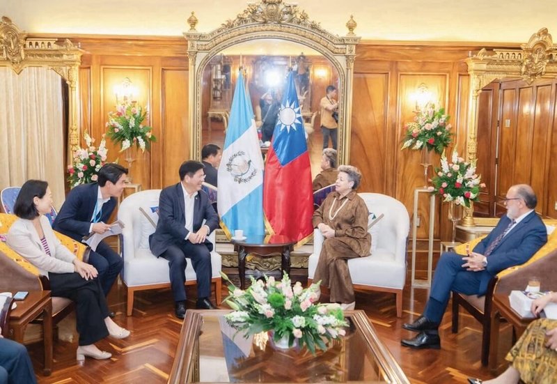 El ministro de Relaciones Exteriores Lin Chia-lung (3.º por la izquierda) visitó el 2 de octubre a la primera dama de Guatemala, Lucrecia Peinado (2.ª por la derecha). (Foto proporcionada por el Ministerio de Asuntos Exteriores)