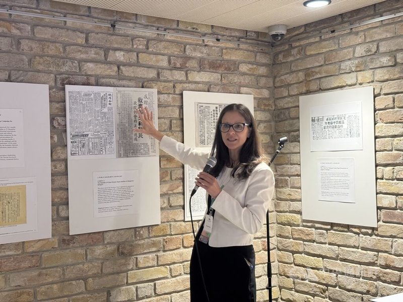 Bernadett Szél, comisaria de "Solidaridad y estrategia: Taiwán y la Revolución Húngara de 1956", exposición sobre la ayuda humanitaria que Taiwán brindó a Hungría hace 70 años en apoyo a su lucha por la libertad y la democracia. (Foto de CNA)