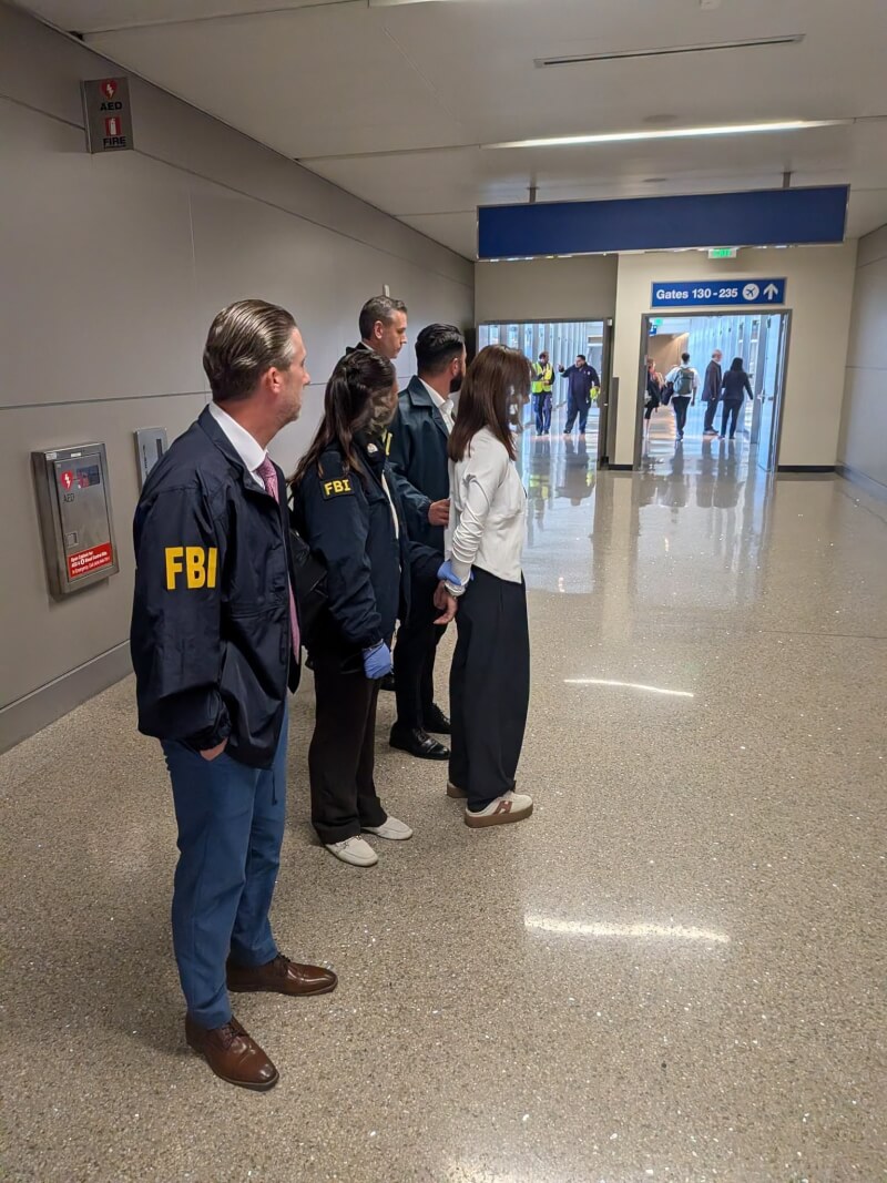 El gobierno chino es sospechoso de haber enviado a la agente Zhang Wanying a vigilar en Estados Unidos a familiares del presidente Lai Ching-te. Zhang fue arrestada en el Aeropuerto Internacional de Los Ángeles. (Foto de facebook.com/FBILosAngeles)