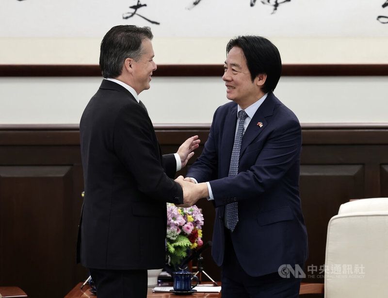 El presidente Lai Ching-te (derecha) estrecha la mano de Brendan Boyle (izquierda) durante la audiencia celebrada el 8 de octubre en la Oficina Presidencial. (Foto de CNA)