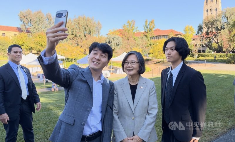 La expresidenta Tsai Ing-wen (2.ª por la derecha) visita el campus de la Universidad Stanford y posa para una foto con estudiantes taiwaneses el día 7. (Foto de CNA)