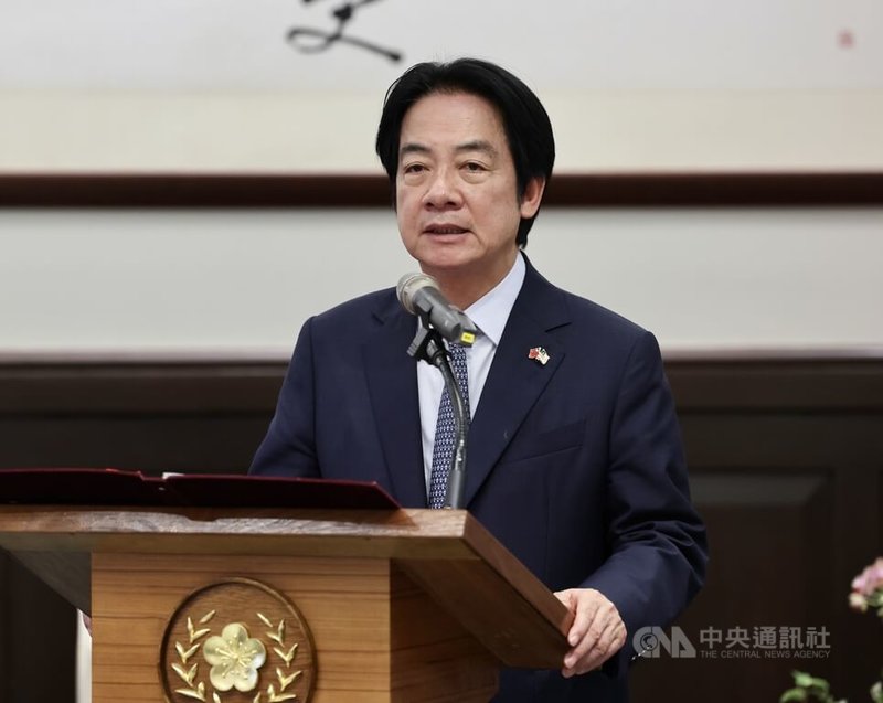 El presidente Lai Ching-te (賴清德) pronuncia un discurso en la Oficina Presidencial, durante la recepción de la delegación encabezada por Brendan Boyle. (Foto de CNA)