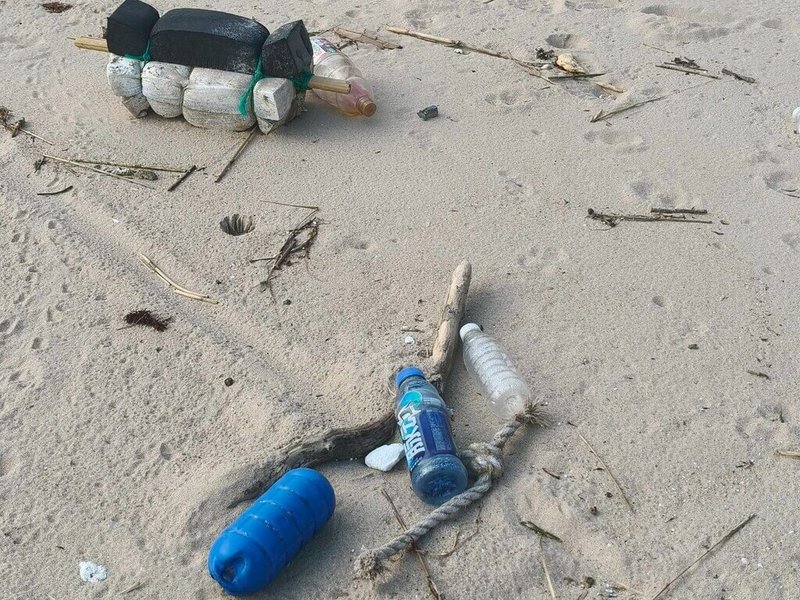 La imagen muestra basura marina fotografiada por vecinos durante una jornada de limpieza. (Foto de Asociación de Desarrollo Comunitario de Tieban)