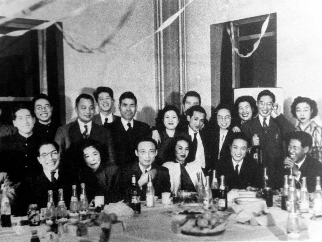1960年東京分社全體同仁年末聚會。前排左3為分社主任李嘉。