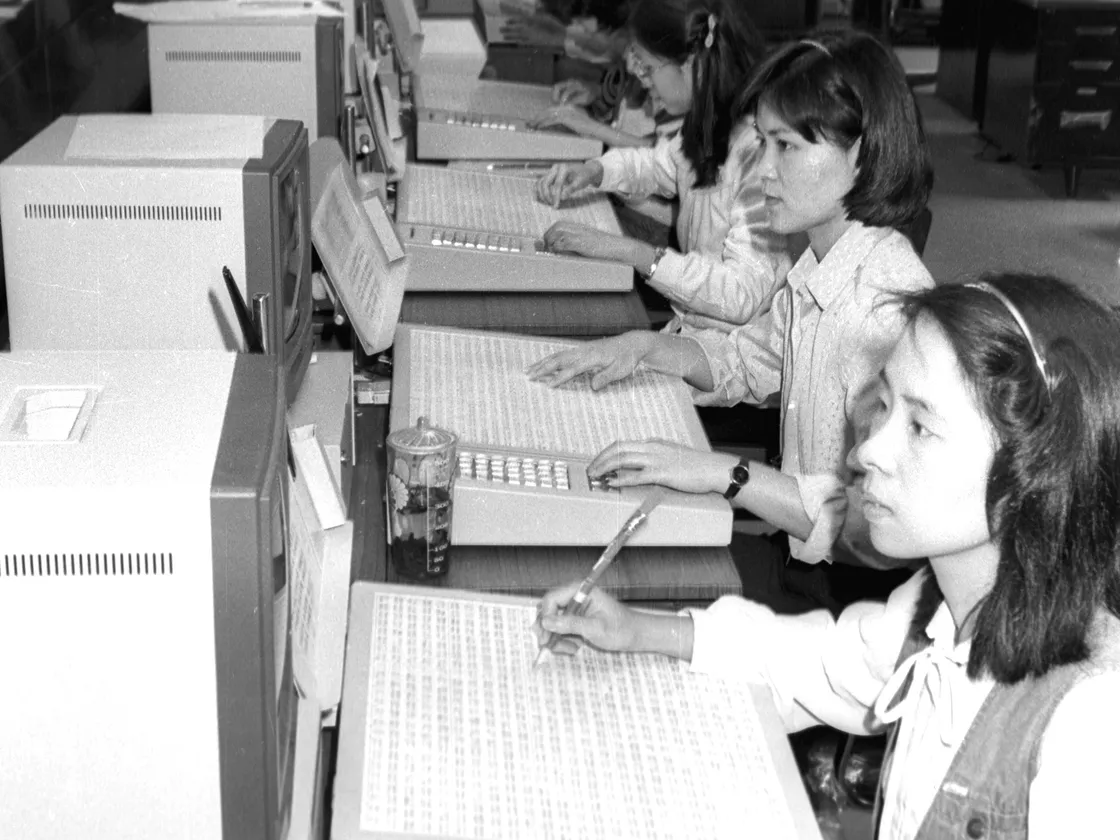 中央社同仁電腦作業情況。以中文電腦傳遞新聞當時是國內首創。