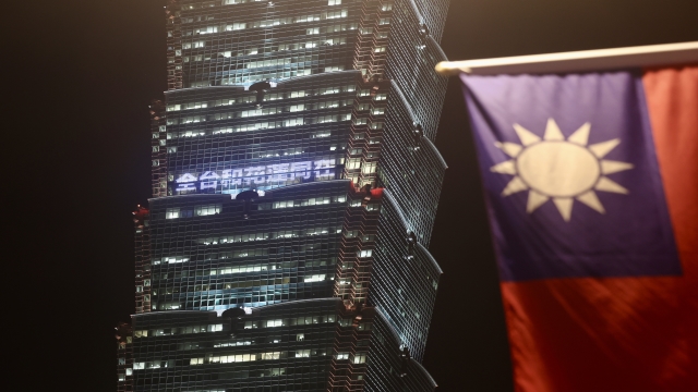 Taipei 101 lights up to support Hualien flood victims, thank ‘Shovel Superheroes’