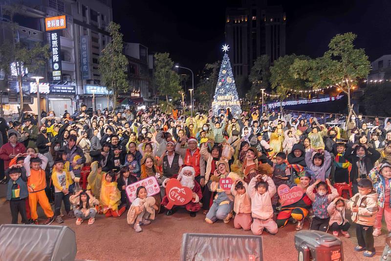 千人排隊搶摸彩 竹東郭遠彰鎮長與民祈福共度歡樂聖誕夜