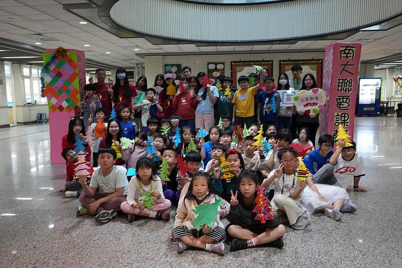 手作聖誕樹傳遞感恩心意 南大聯電課輔親師生共築溫暖時光