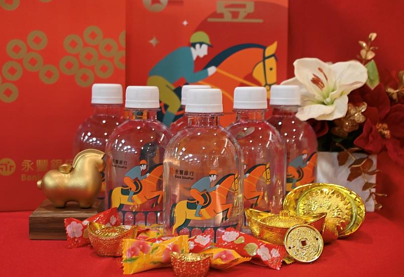 火馬奔騰迎新春 永豐發財水開運亮相