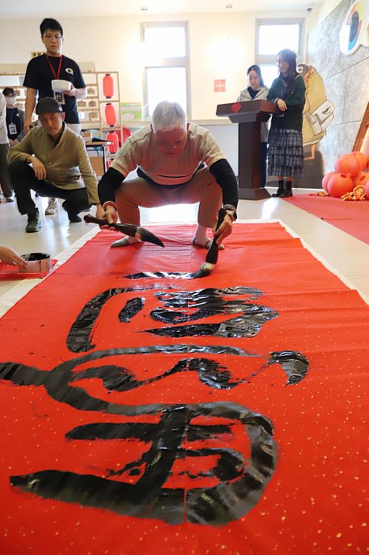 南華大學視設系春納揮毫迎新年 藝術實作融入年節文化