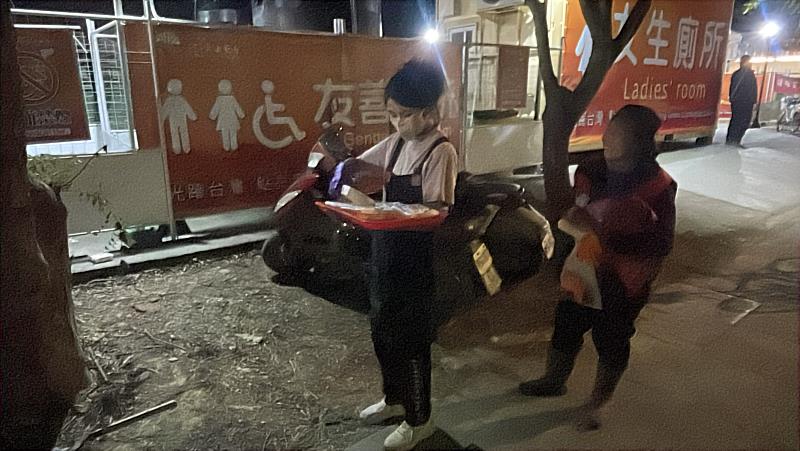 燈會攤販深夜送暖，為燈會清潔員遞上美味消夜