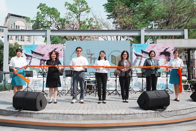 文藻外大歡慶60週年 巨蛋廣場前辦社團成果展