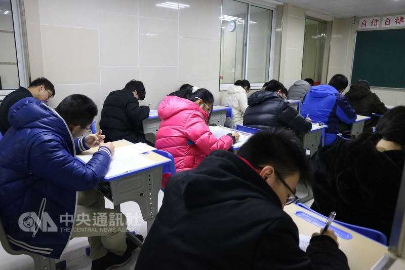 中國大陸今年放寬讓學測均標生也可申請赴陸就讀大學,看似雨露均霑的「利多」,就讀大陸高中的台灣學生卻被排除在外,這批鎖定就讀大陸大學的台灣學生只好繼續埋頭準備5月份登場的港澳台聯招考試。中央社記者陳家倫上海攝 107年3月1日