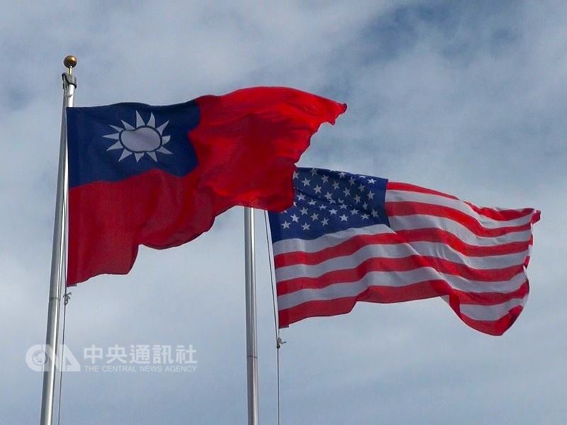 美國聯邦眾議院1月通過台灣旅行法法案後,送交參議院,參議院外委會2月7日無異議通過後,2月28日院會表決通過。圖為美國與中華民國國旗。(中央社檔案照片)