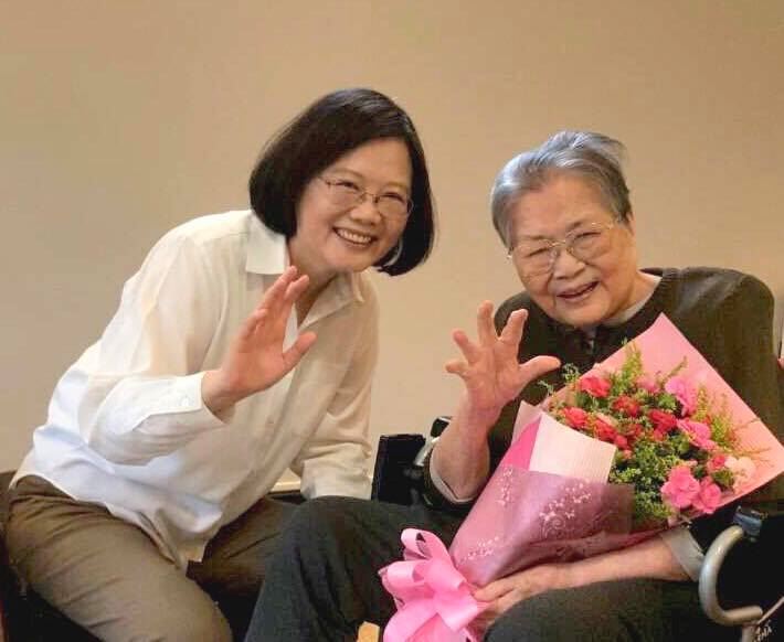 蔡總統母親張金鳳女士(右),3日下午在子女家人的隨侍下,於家中安詳辭世,享壽93歲。(圖取自蔡總統臉書facebook.com/tsaiingwen)