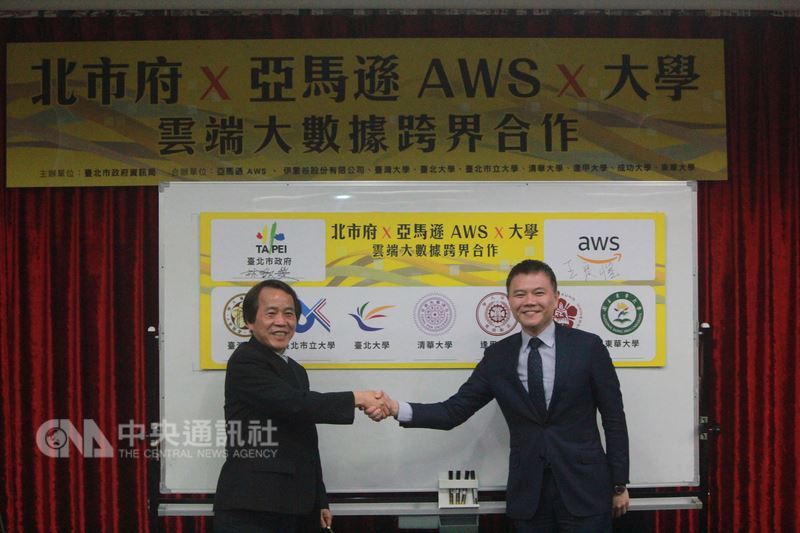 台北市政府6日宣布和亞馬遜AWS(Amazon Web Services)及台灣大學等7所學校跨界合作推動雲端大數據,副市長林欽榮(左)和亞馬遜代表簽屬合作書。中央社記者劉建邦攝 107年3月6日