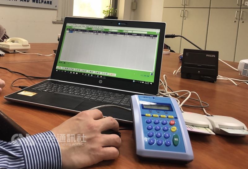 衛生福利部中央健康保險署15日宣布推動健保卡雲端認證,醫療院所只要用一般讀卡機就能讀健保卡,原本使用的健保卡專用讀卡機(圖中藍色機器)將走入歷史。中央社記者張茗喧攝 107年3月15日