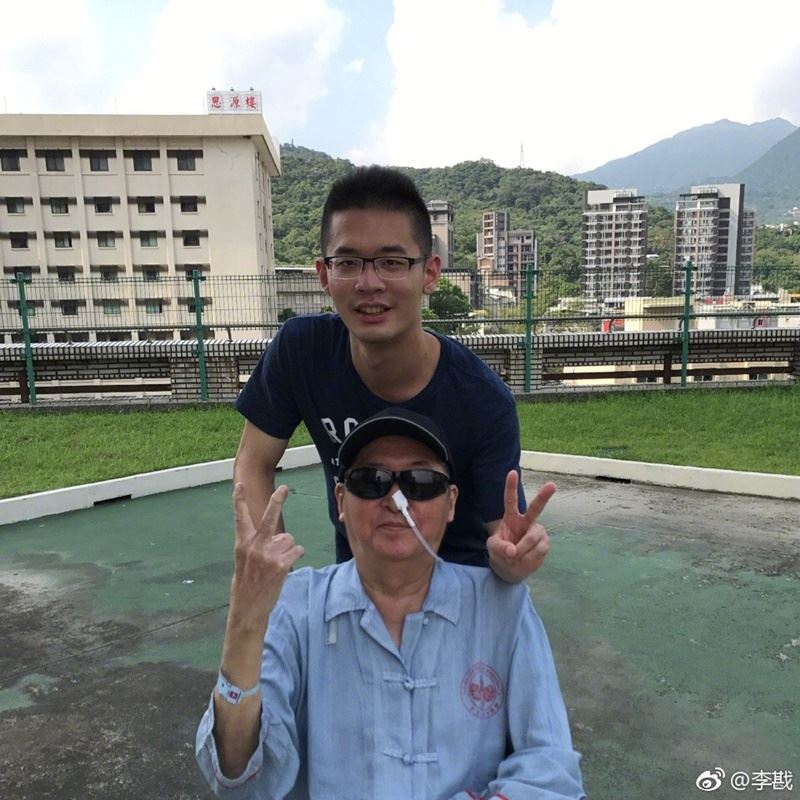 李敖兒子李戡去年8月曾在微博發文:「25年來收過最棒的生日禮物,一個恢復健康的爸爸。」(圖取自李戡微博www.weibo.com)