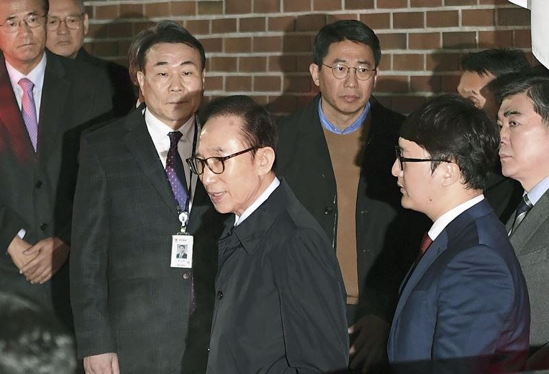 前南韓總統李明博(前左)22日深夜因涉貪遭逮捕,他是南韓第4位仍在世、因涉貪而被捕的前總統。(共同社提供)
