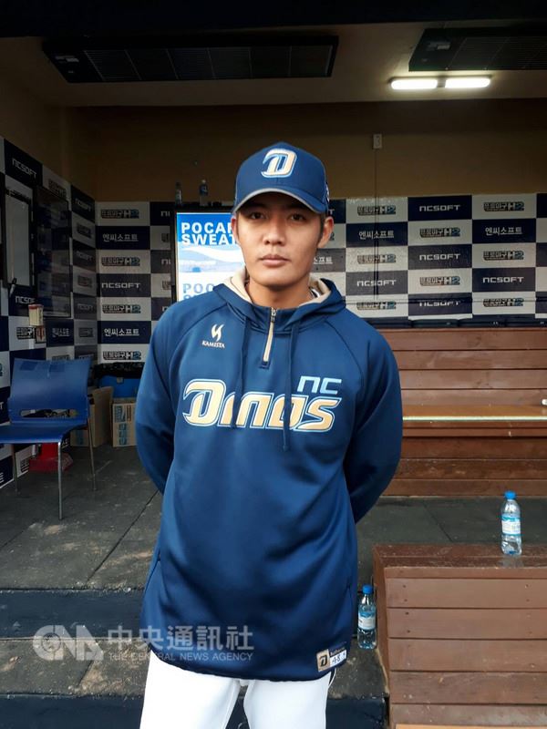韓國職棒NC恐龍隊台灣強投王維中,24日在開幕賽登板先發對戰LG雙子隊,恐龍隊以4比2旗開得勝,王維中也成為在韓國職棒開幕戰拿下勝投的首位台灣投手。中央社記者姜遠珍昌原馬山球場攝 107年3月24日