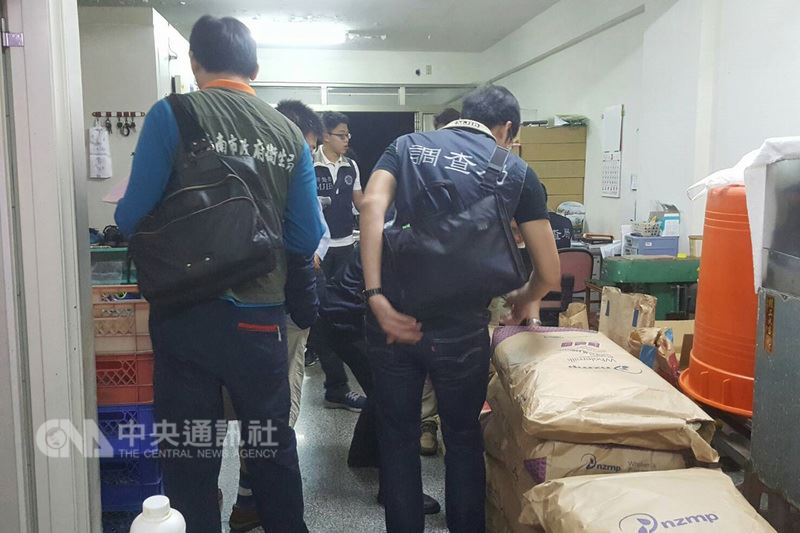 台南檢調單位會同市府衛生局人員,27日前往台南市安南區一處地下羊乳工廠,查獲業者以牛奶粉、奶精等原料調製假冒羊乳。(台南市衛生局提供)中央社記者楊思瑞台南傳真 107年3月28日