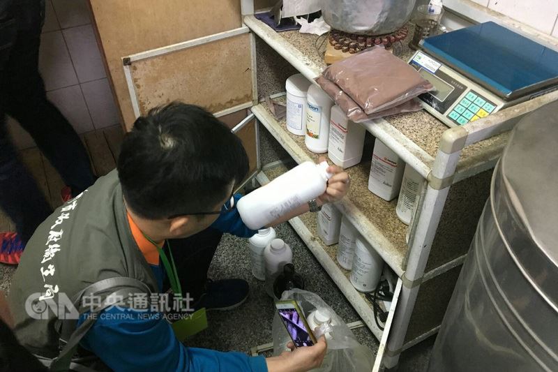 台南市一家地下羊乳工廠涉嫌以牛奶粉、奶精調製後假冒羊乳,檢調單位及市府衛生局人員27日前往搜索,查獲大批原料。(台南市衛生局提供)中央社記者楊思瑞台南傳真 107年3月28日