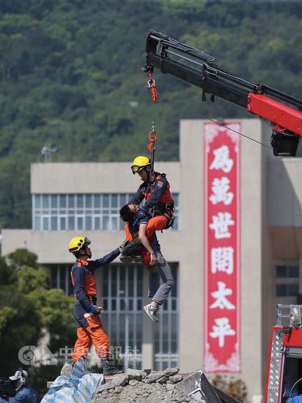 台北市政府31日針對地震及火山爆發災害,在國防大學復興崗校區進行災害防救演習,這是國內首度將火山災害納入演練項目,台灣軍、警、消聯合日、韓搜救隊模擬救災。中央社記者徐肇昌攝 107年3月31日