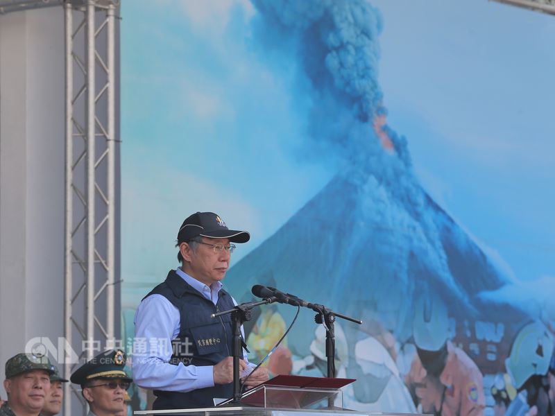 台北市政府31日針對地震及火山災害在國防大學復興崗校區進行災害防救演習,這是國內首度將火山爆發納入演習情境的實兵演練,台北市長柯文哲(前)到場視導。中央社記者徐肇昌攝 107年3月31日